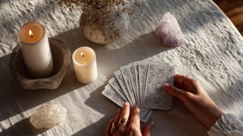 Jaargetal en Tarot archetype artikel header Bloom