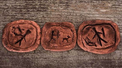 Talisman amulet klei geluksbrenger betekenis werking Bloom web