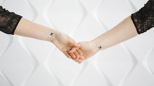 Tattoo bodypositivity vliegtuig Bloom web