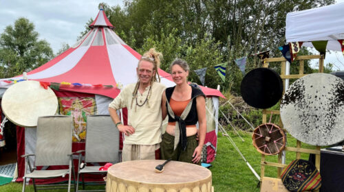 Vervaardig je eigen medicijndrum reportage Sjamaan nl Singing Drum header artikel Bloom