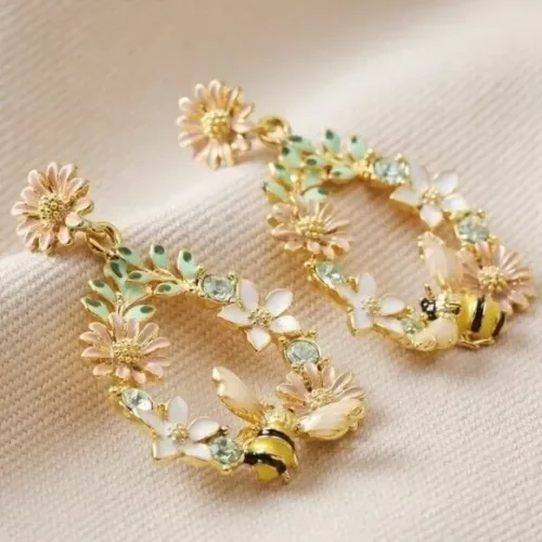 Oorbellen met kristallen bloem en emaille bijtje hanger