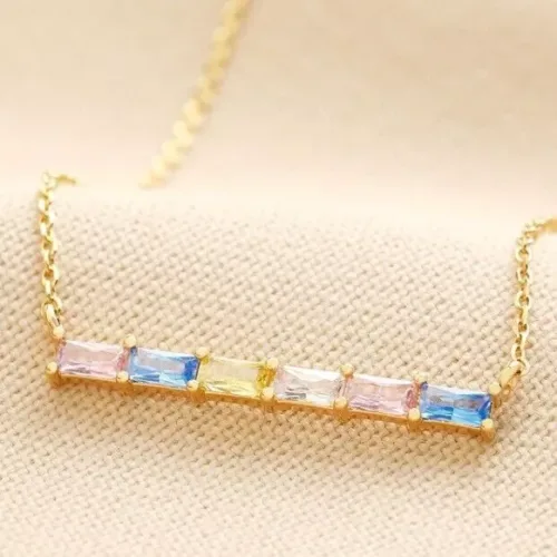 Ketting met pastel kristallen staafje hanger in goud