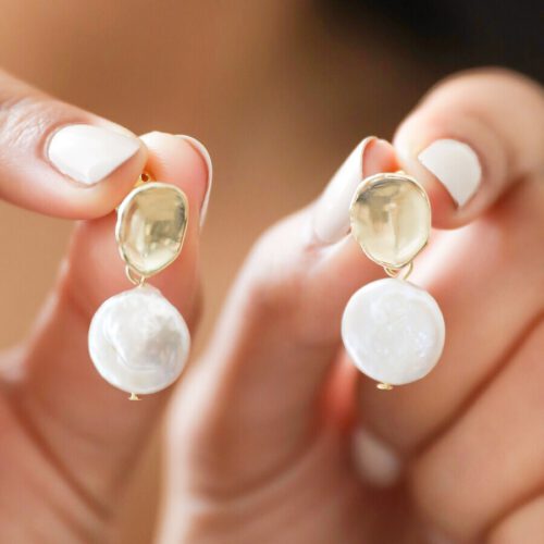 Gouden oorbellen met gesmolten parel hanger